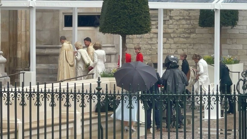İngiltere Kralı 3. Charles'ın bugün gerçekleşecek olan taç giyme töreni başladı! Kral tacını taktı - Resim: 35