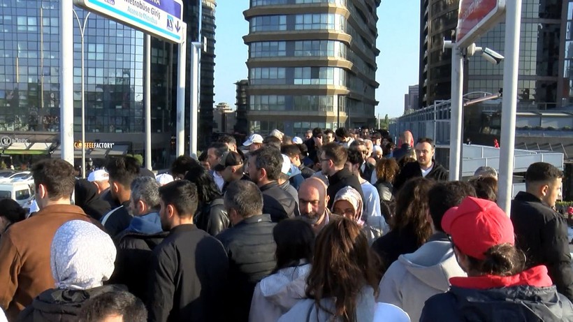 Büyük İstanbul Mitingi sonrası metrobüs duraklarında yoğunluk - Resim: 4