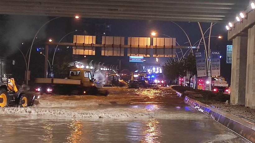 Ankara'da sağanak yağış sebebiyle yollar sular altında kaldı - Resim: 8