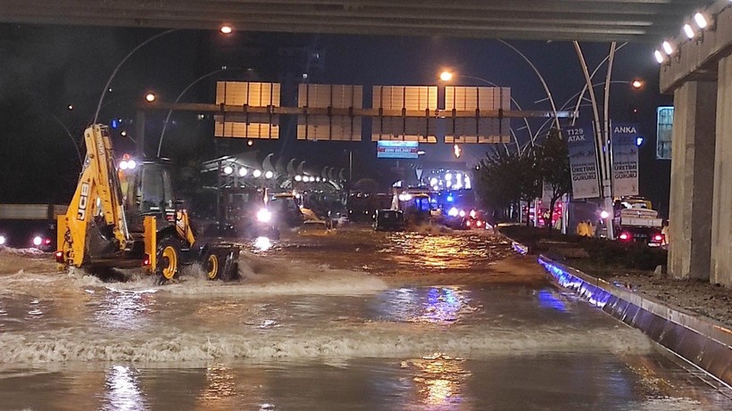 Ankara'da sağanak yağış sebebiyle yollar sular altında kaldı - Resim: 9