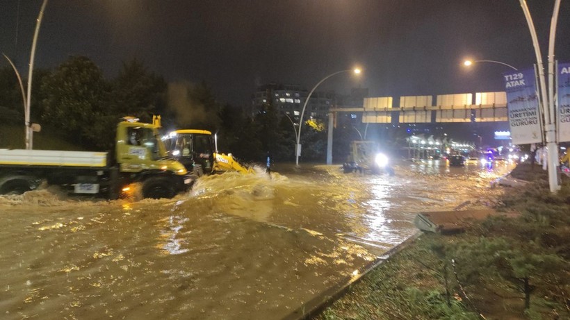Ankara'da sağanak yağış sebebiyle yollar sular altında kaldı - Resim: 10