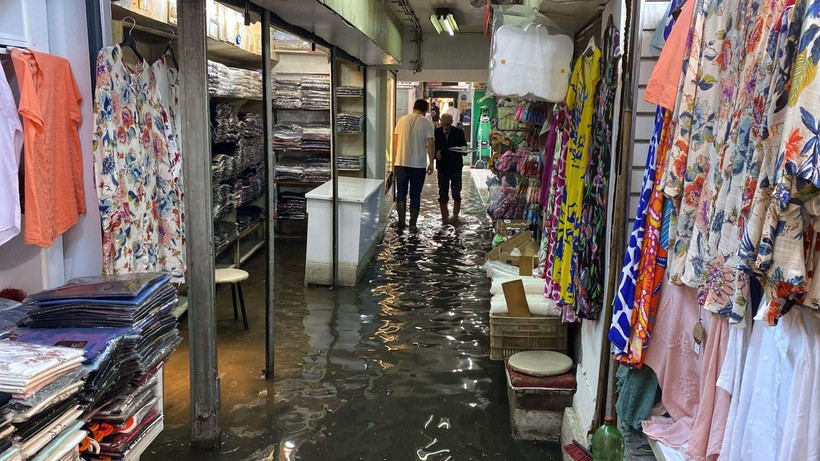 İzmir'de sağanak etkili oldu: Kemeraltı Çarşısı'nda iş yerleri su altında - Resim: 7