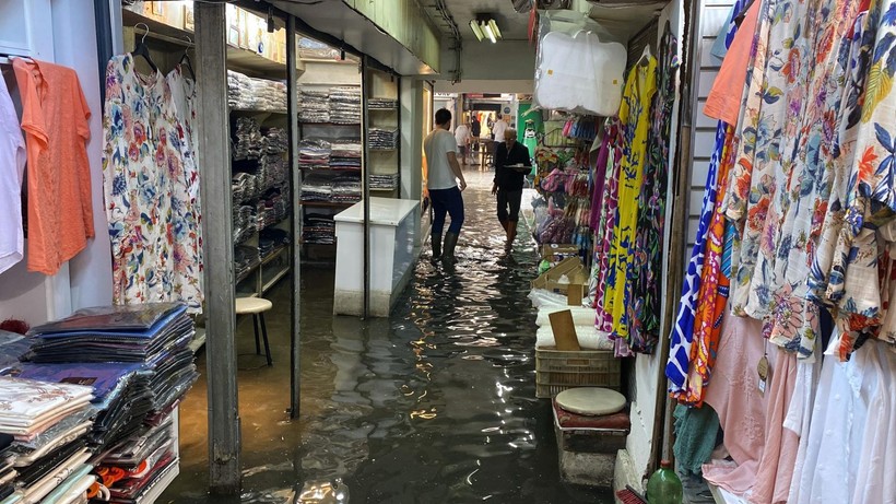 İzmir'de sağanak etkili oldu: Kemeraltı Çarşısı'nda iş yerleri su altında - Resim: 5