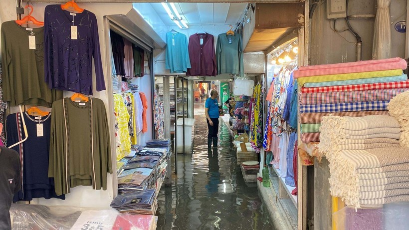İzmir'de sağanak etkili oldu: Kemeraltı Çarşısı'nda iş yerleri su altında - Resim: 9