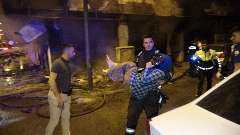 Antalya'da 5 katlı binada çıkan yangında can pazarı yaşandı - Resim: 2