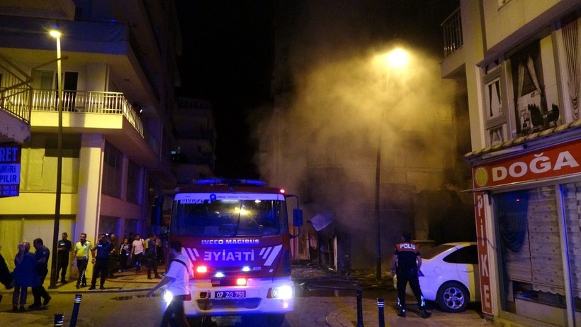 Antalya'da 5 katlı binada çıkan yangında can pazarı yaşandı - Resim: 4