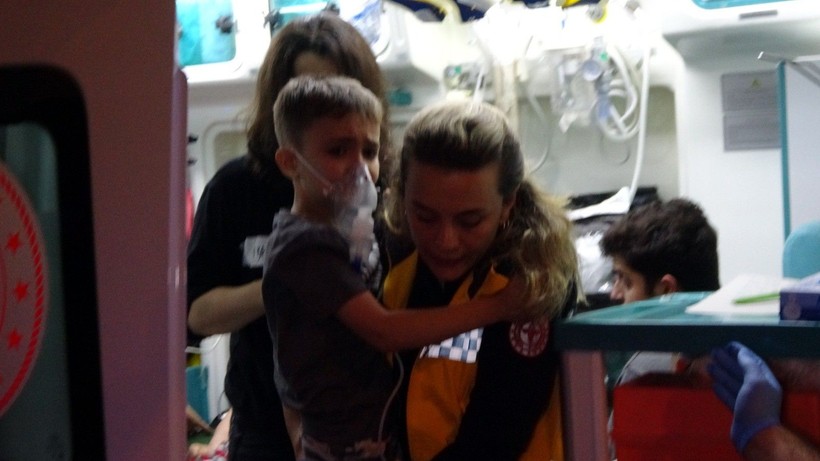 Antalya'da 5 katlı binada çıkan yangında can pazarı yaşandı - Resim: 8