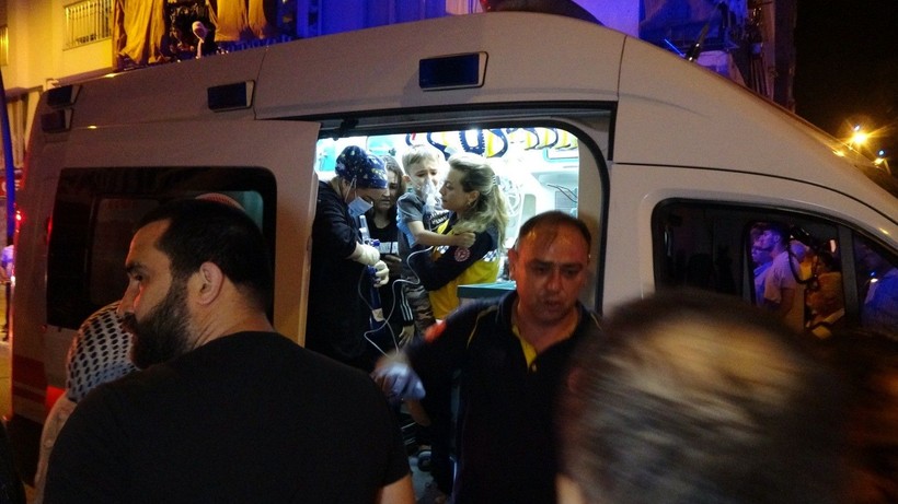 Antalya'da 5 katlı binada çıkan yangında can pazarı yaşandı - Resim: 9