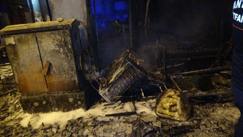 Antalya'da 5 katlı binada çıkan yangında can pazarı yaşandı - Resim: 10