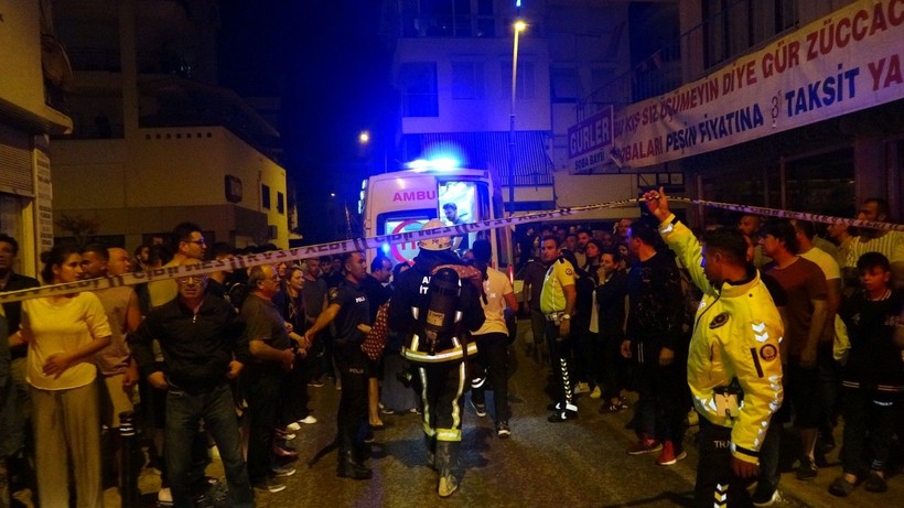 Antalya'da 5 katlı binada çıkan yangında can pazarı yaşandı - Resim: 12