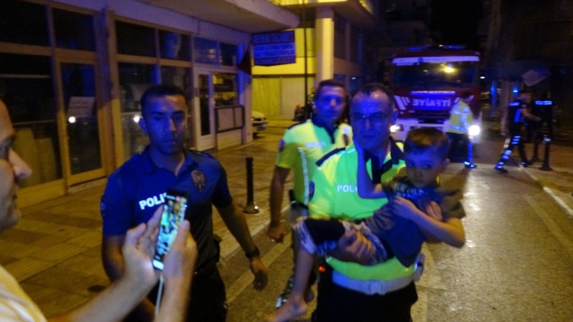 Antalya'da 5 katlı binada çıkan yangında can pazarı yaşandı - Resim: 13