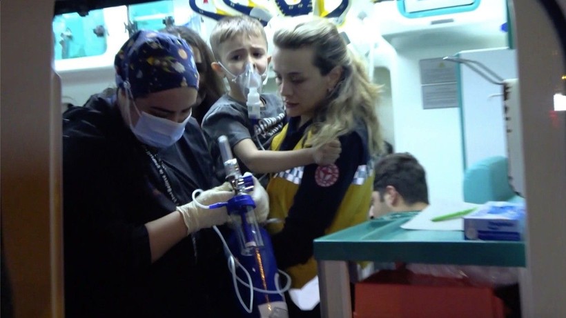 Antalya'da 5 katlı binada çıkan yangında can pazarı yaşandı - Resim: 20