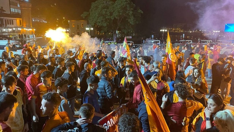 Galatasaray 23. şampiyonluğunu ilan etti! Şampiyonluk kutlamalarından ilginç kareler - Resim: 28