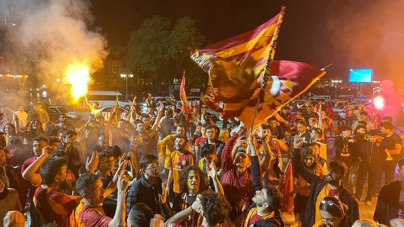 Galatasaray 23. şampiyonluğunu ilan etti! Şampiyonluk kutlamalarından ilginç kareler - Resim: 29