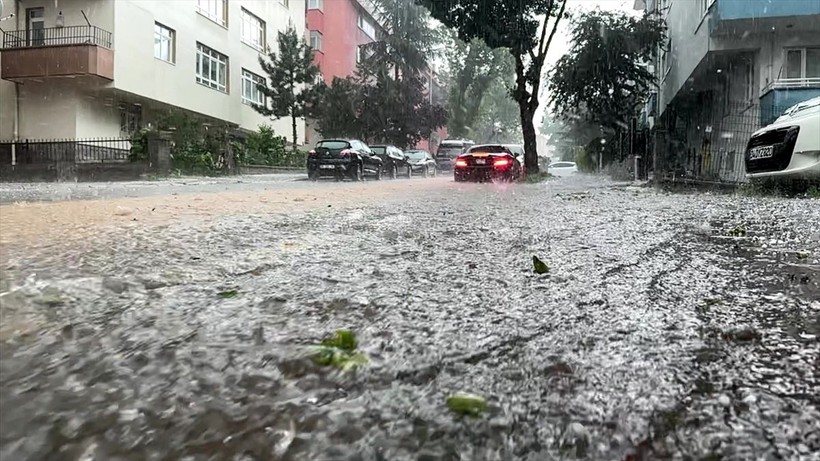Meteoroloji'nin uyardığı Ankara'ya ceviz büyüklüğünde dolu yağdı! Yurt genelinde hafta sonu hava nasıl olacak? Birçok ile sağanak ve fırtına uyarısı yapıldı - Resim: 1