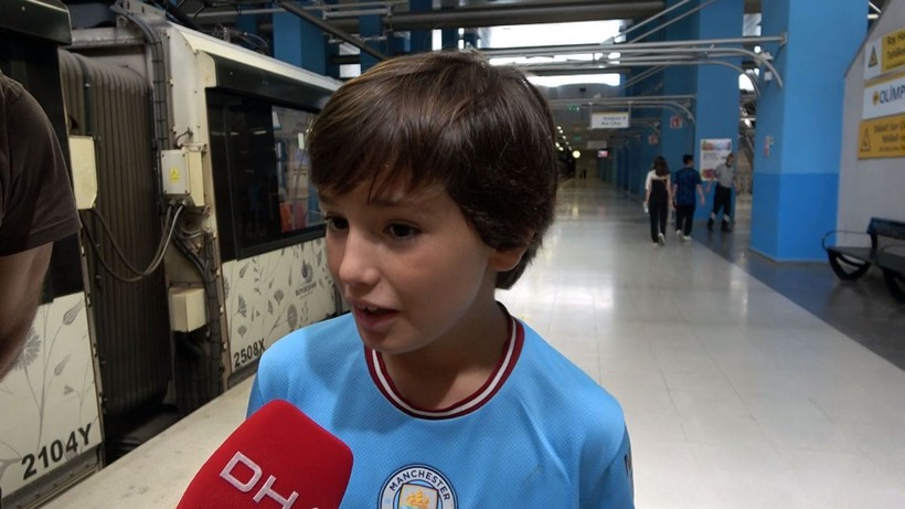 Taraftar, UEFA Şampiyonlar Ligi Finali için stada gidiyor! Dev karşılaşma öncesi meşaleler yakıldı, tezahüratlar yeri göğü inletti - Resim: 13
