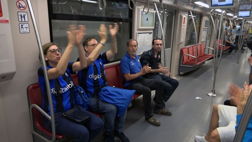 Taraftar, UEFA Şampiyonlar Ligi Finali için stada gidiyor! Dev karşılaşma öncesi meşaleler yakıldı, tezahüratlar yeri göğü inletti - Resim: 11