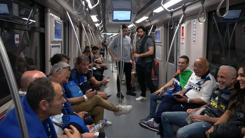 Taraftar, UEFA Şampiyonlar Ligi Finali için stada gidiyor! Dev karşılaşma öncesi meşaleler yakıldı, tezahüratlar yeri göğü inletti - Resim: 9