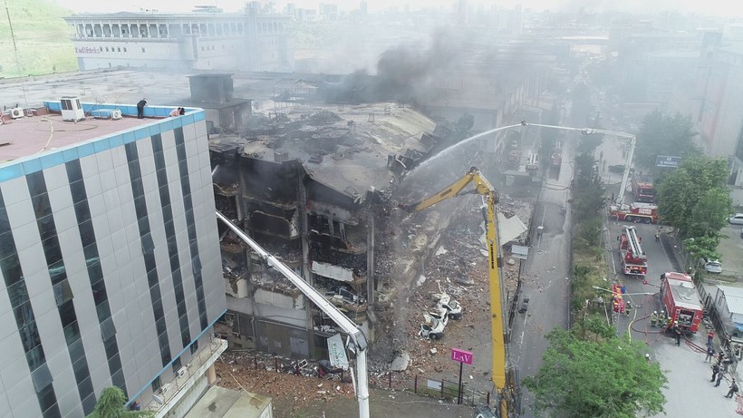 Başakşehir İkitelli'deki fabrika yangını 46. saatinde! Ulaşılamayan yerler için kontrollü yıkım başladı - Resim: 13