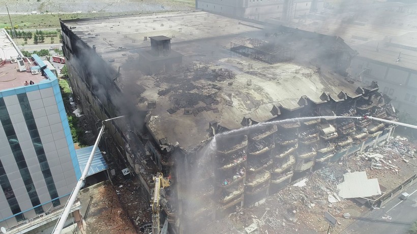 Başakşehir İkitelli'deki fabrika yangını 46. saatinde! Ulaşılamayan yerler için kontrollü yıkım başladı - Resim: 11