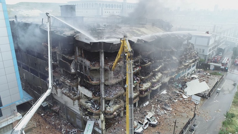 Başakşehir İkitelli'deki fabrika yangını 46. saatinde! Ulaşılamayan yerler için kontrollü yıkım başladı - Resim: 12