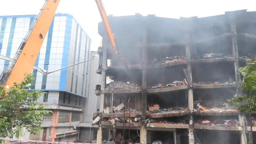 Başakşehir İkitelli'deki fabrika yangını 46. saatinde! Ulaşılamayan yerler için kontrollü yıkım başladı - Resim: 9
