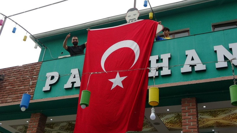 Bahçeli'nin açıklaması sonrası ilden ilçe olan Adana Kozan'da davullu zurnalı kutlama - Resim: 3