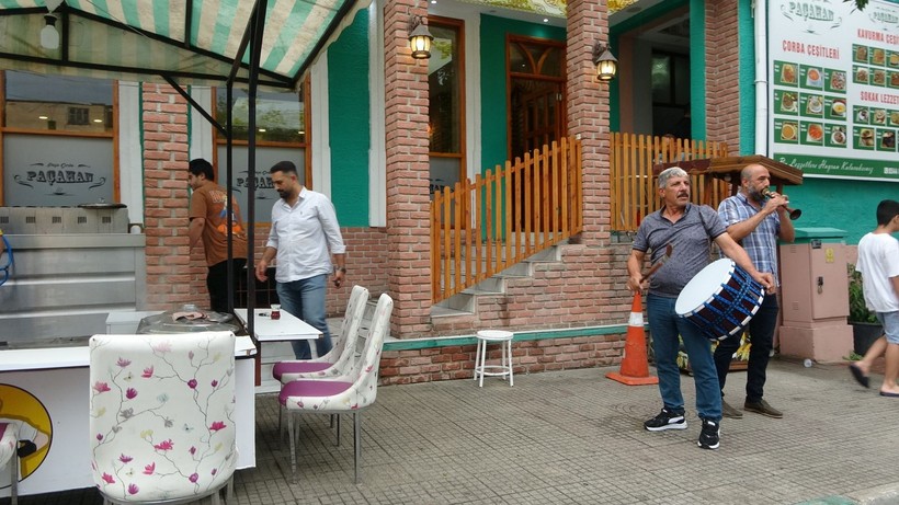 Bahçeli'nin açıklaması sonrası ilden ilçe olan Adana Kozan'da davullu zurnalı kutlama - Resim: 6