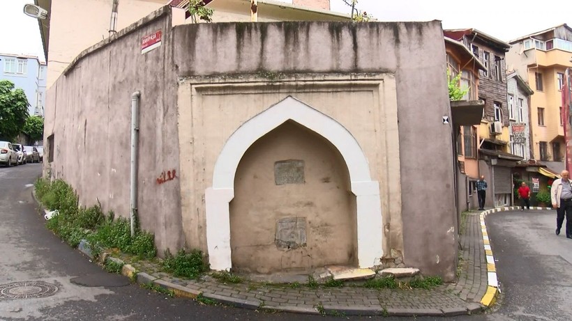 Fatih'te tepki çeken görüntü: 200 yıllık çeşmeyi sarı kırmızı renge boyadılar - Resim: 12