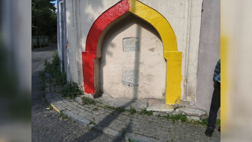 Fatih'te tepki çeken görüntü: 200 yıllık çeşmeyi sarı kırmızı renge boyadılar - Resim: 14