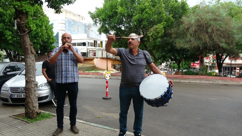 Bahçeli'nin açıklaması sonrası ilden ilçe olan Adana Kozan'da davullu zurnalı kutlama - Resim: 4