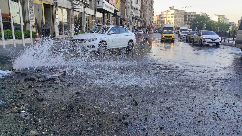 Beyoğlu'nda su borusu patladı! Yollar göle döndü - Resim: 5