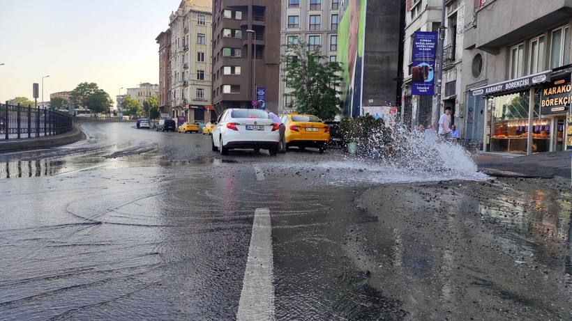 Beyoğlu'nda su borusu patladı! Yollar göle döndü - Resim: 6