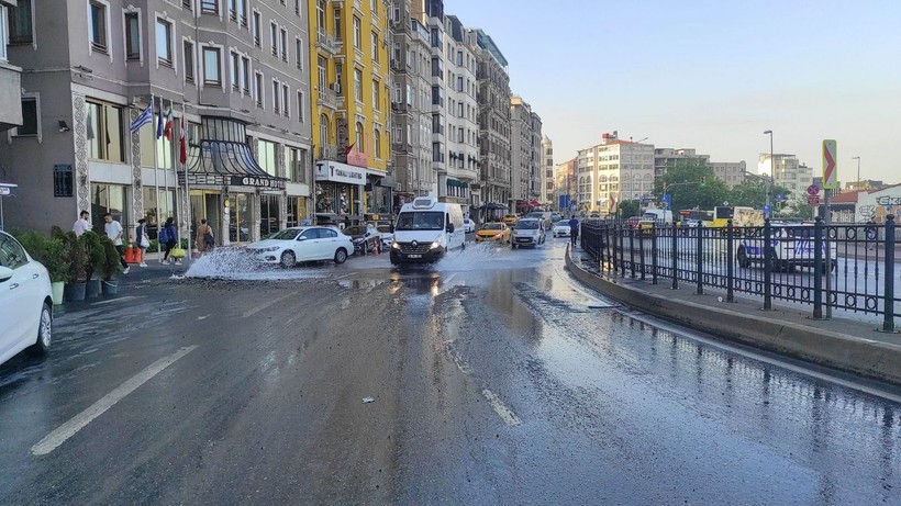 Beyoğlu'nda su borusu patladı! Yollar göle döndü - Resim: 2