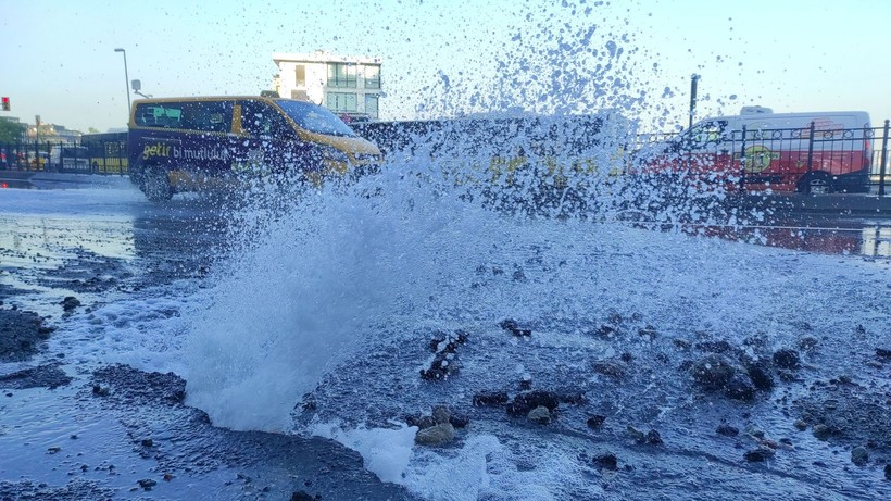 Beyoğlu'nda su borusu patladı! Yollar göle döndü - Resim: 3