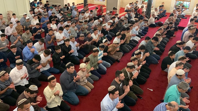 İslam aleminde bayram namazı coşkusu! Camiler doldu taştı - Resim: 182