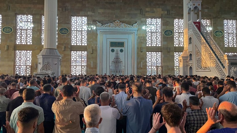İslam aleminde bayram namazı coşkusu! Camiler doldu taştı - Resim: 42