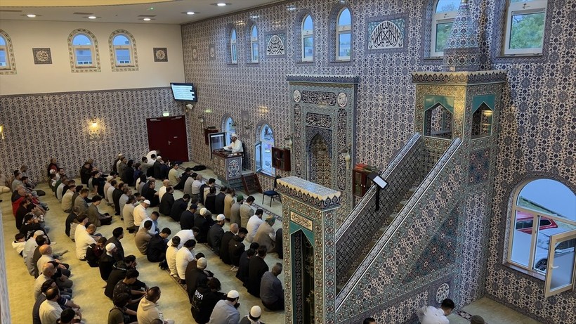 İslam aleminde bayram namazı coşkusu! Camiler doldu taştı - Resim: 158
