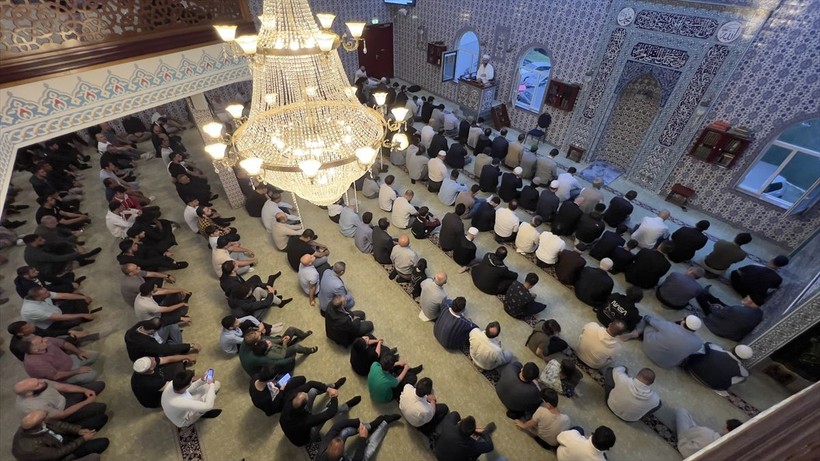 İslam aleminde bayram namazı coşkusu! Camiler doldu taştı - Resim: 149