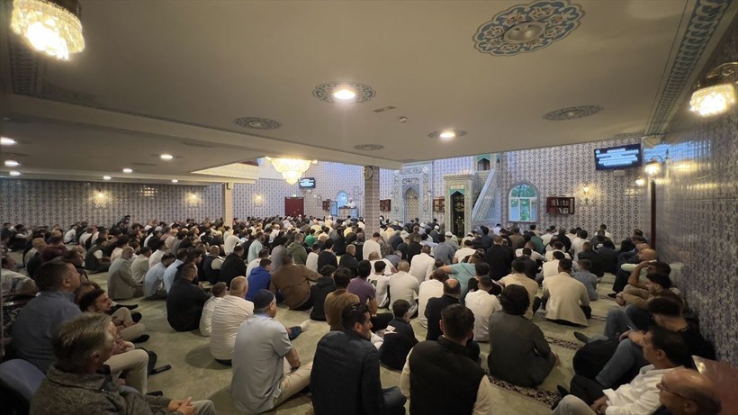 İslam aleminde bayram namazı coşkusu! Camiler doldu taştı - Resim: 150