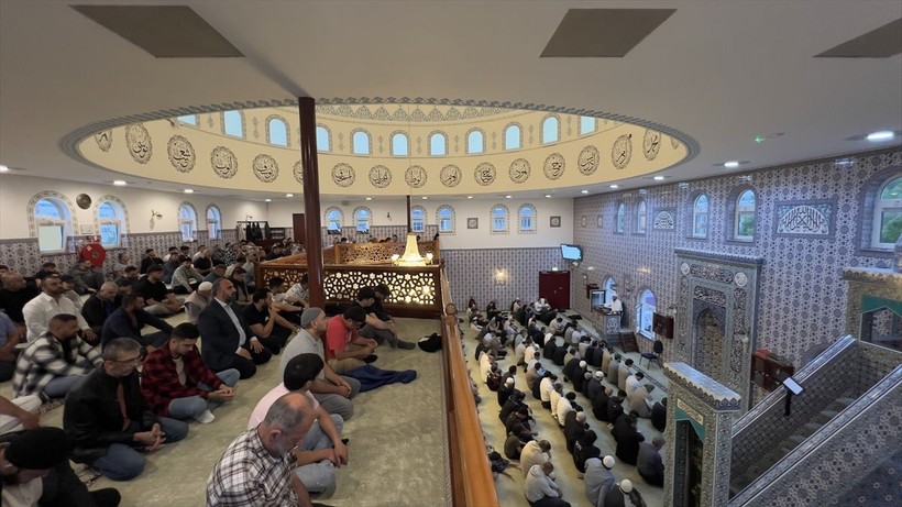 İslam aleminde bayram namazı coşkusu! Camiler doldu taştı - Resim: 151