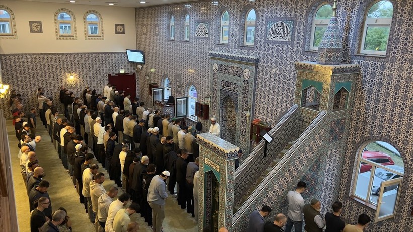 İslam aleminde bayram namazı coşkusu! Camiler doldu taştı - Resim: 152