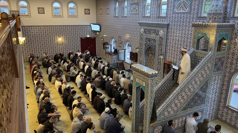 İslam aleminde bayram namazı coşkusu! Camiler doldu taştı - Resim: 153