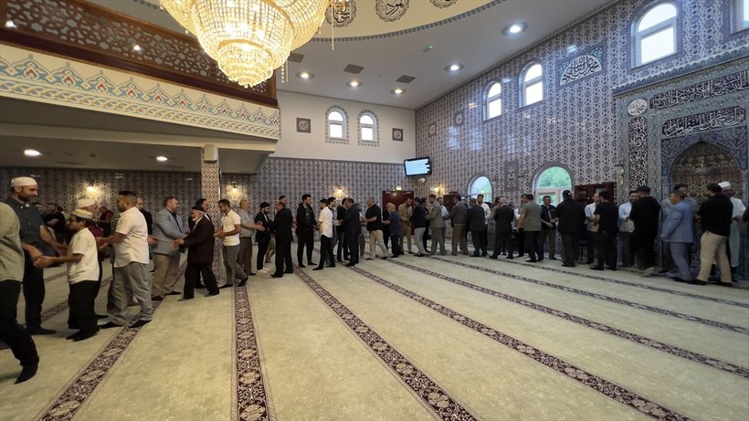 İslam aleminde bayram namazı coşkusu! Camiler doldu taştı - Resim: 157