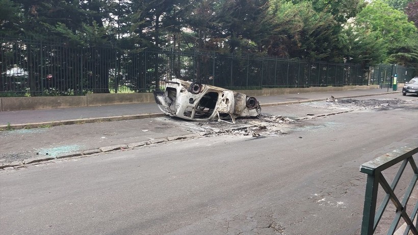 Sosyal medya bu olayı konuşuyor! Fransa'daki protestolar devam ediyor: Her yer ateşe verildi - Resim: 5