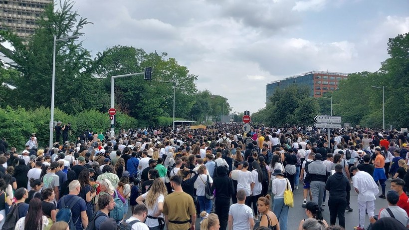 Sosyal medya bu olayı konuşuyor! Fransa'daki protestolar devam ediyor: Her yer ateşe verildi - Resim: 8