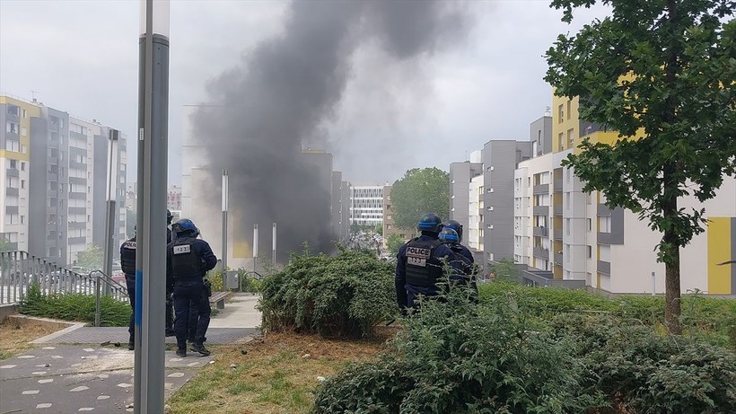 Sosyal medya bu olayı konuşuyor! Fransa'daki protestolar devam ediyor: Her yer ateşe verildi - Resim: 9