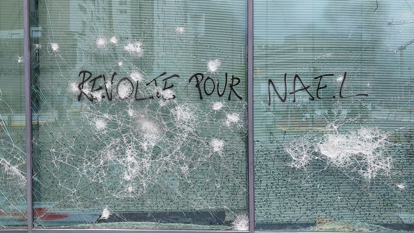 Sosyal medya bu olayı konuşuyor! Fransa'daki protestolar devam ediyor: Her yer ateşe verildi - Resim: 12