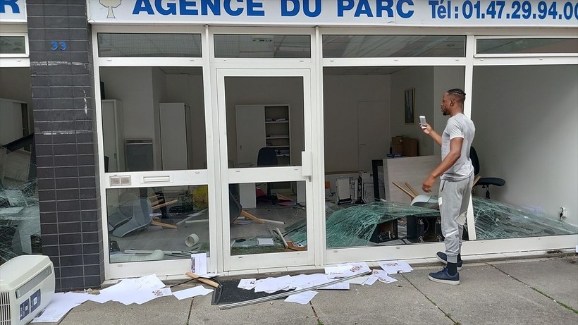 Sosyal medya bu olayı konuşuyor! Fransa'daki protestolar devam ediyor: Her yer ateşe verildi - Resim: 17