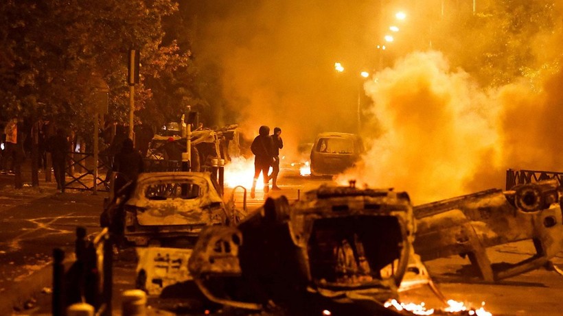 Sosyal medya bu olayı konuşuyor! Fransa'daki protestolar devam ediyor: Her yer ateşe verildi - Resim: 22